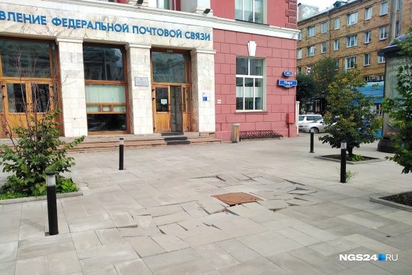 В отличие от всего остального проспекта Мира, здесь брусчатку уложили не до, а после Универсиады, потому что раньше эта территория была закрыта строительным забором «Кантри» В отличие от всего остального проспекта Мира, здесь брусчатку уложили не до, а после Универсиады, потому что раньше эта территория была закрыта строительным забором «Кантри»
