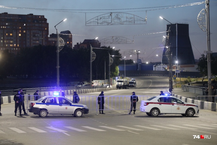 Неожиданно для всех водителей в 22 часа полиция оцепила центральные улицы города, примыкающие к месту запуска салюта — набережной у Торгового центра Неожиданно для всех водителей в 22 часа полиция оцепила центральные улицы города, примыкающие к месту запуска салюта — набережной у Торгового центра