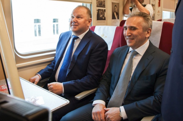 В VIP-вагоне есть служебное, гостевое купе и купе референта, салон со столом и стульями для заседаний, кухня, душ и кабинет. Переговоры о передаче представительского вагона перевозчику ведутся с начала июня этого года В VIP-вагоне есть служебное, гостевое купе и купе референта, салон со столом и стульями для заседаний, кухня, душ и кабинет. Переговоры о передаче представительского вагона перевозчику ведутся с начала июня этого года
