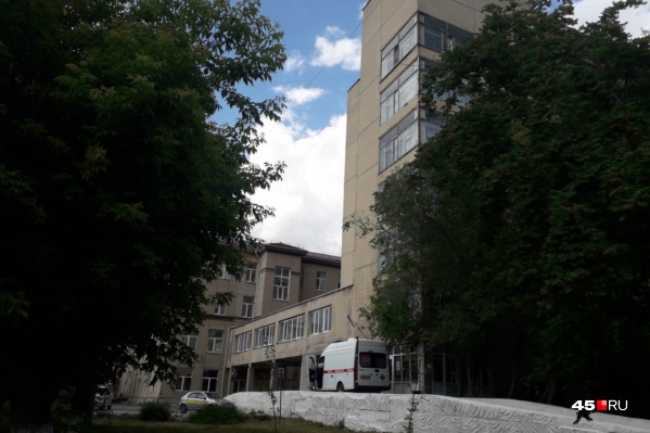 По словам сотрудников больницы, COVID-19 был выявлен у одной из пациенток при повторном тестировании По словам сотрудников больницы, COVID-19 был выявлен у одной из пациенток при повторном тестировании