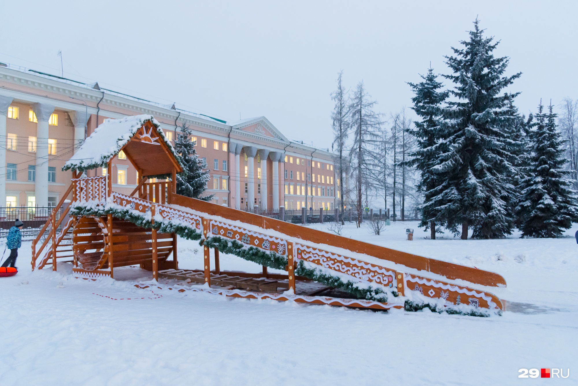 Майский парк на скамейках