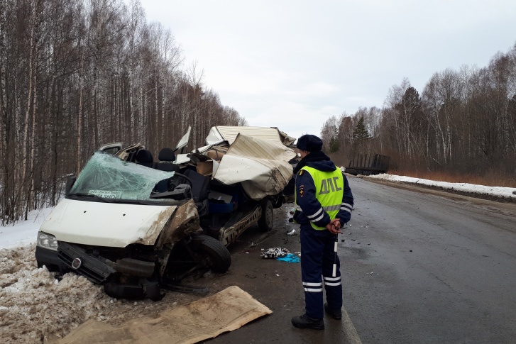 Погибшие заказали Fiat, чтобы добраться из Нижнего Тагила до горячих источников. Всего в микроавтобусе было 12 человек Погибшие заказали Fiat, чтобы добраться из Нижнего Тагила до горячих источников. Всего в микроавтобусе было 12 человек