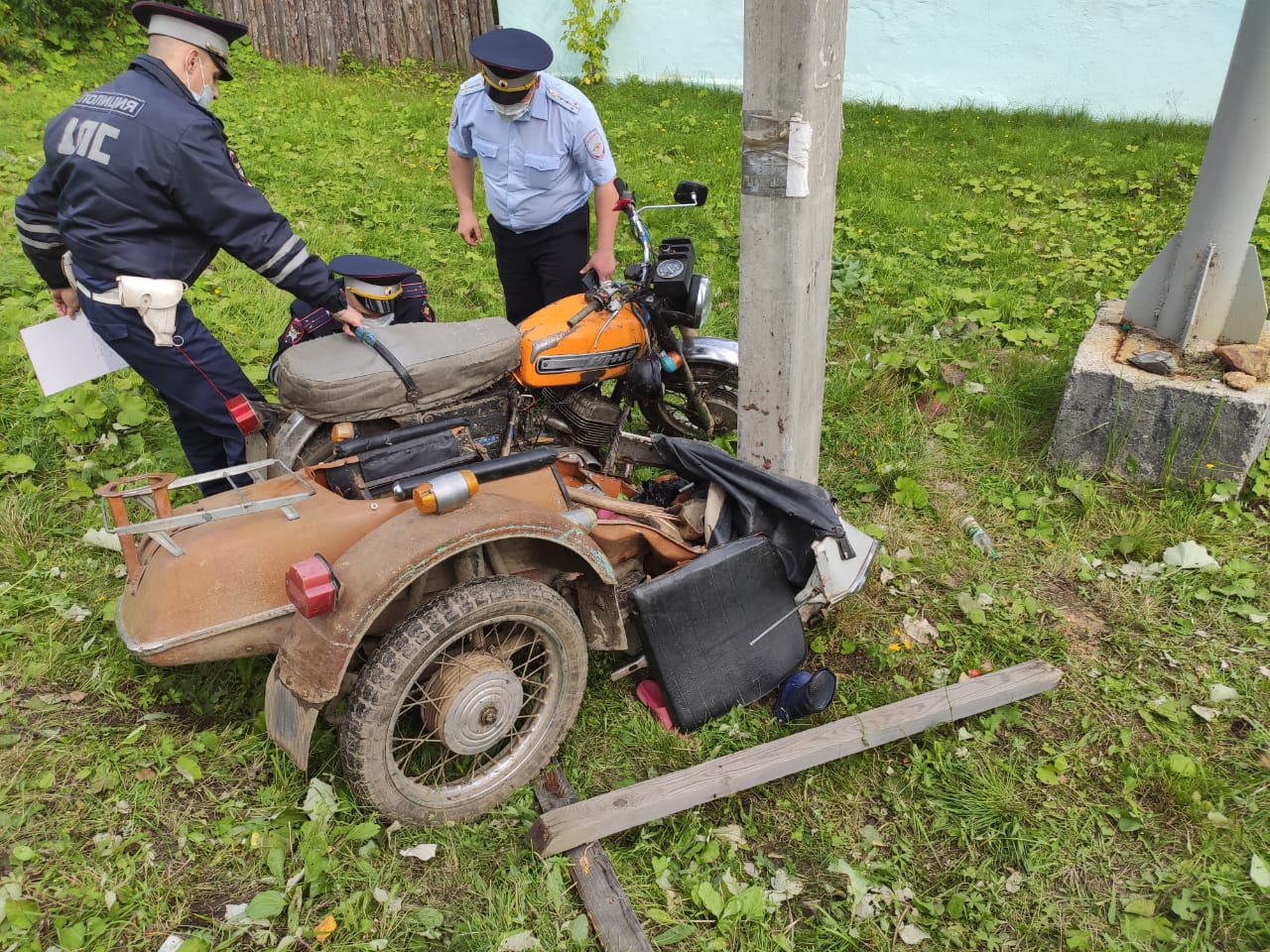 В Свердловской области пьяный отец разбил мотоцикл с детьми о столб: видео