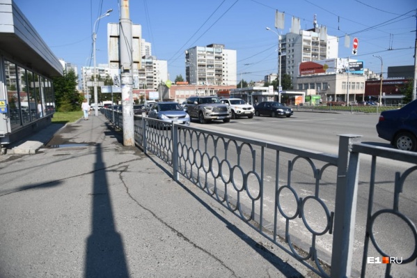 Участки, где люди переходили дорогу, закрыли заборами Участки, где люди переходили дорогу, закрыли заборами