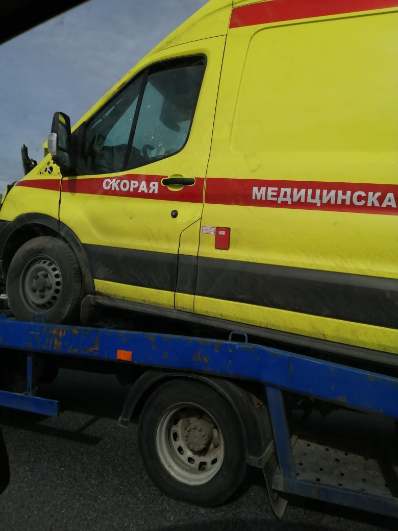 Увозить машину реанимации после аварии пришлось на эвакуаторе Увозить машину реанимации после аварии пришлось на эвакуаторе