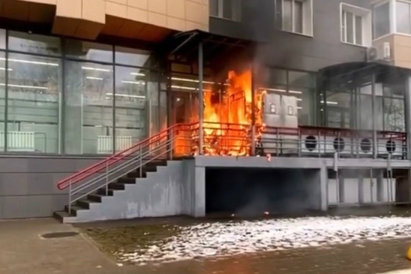 Пожар произошёл в десятом часу утра около супермаркета Пожар произошёл в десятом часу утра около супермаркета