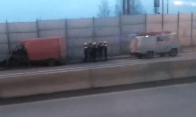 В Ярославле микроавтобус влетел в ограждение: водителя и пассажира увезли на скорой