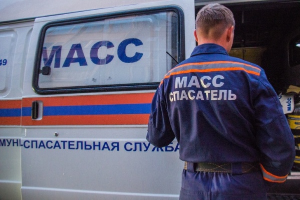 Спасатели передали мужчину врачам скорой помощи Спасатели передали мужчину врачам скорой помощи