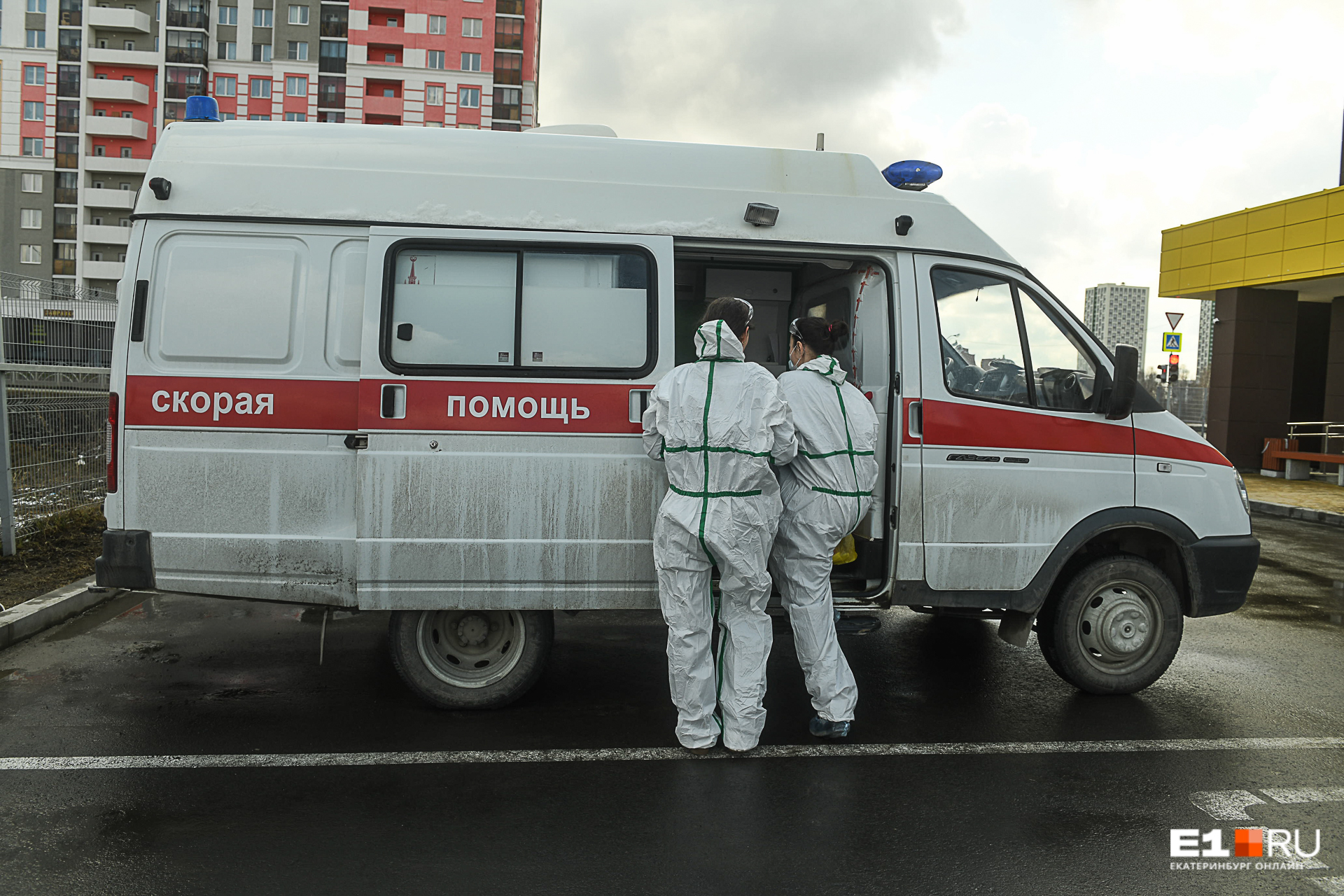 В Екатеринбурге у врача скорой помощи подтвердили коронавирус