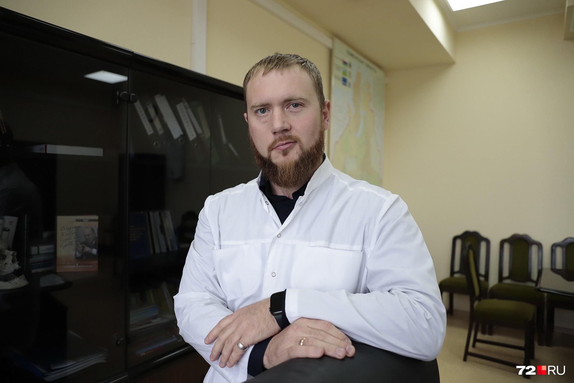 Александр говорит, что любит свою профессию и считает важной. Именно судебная медицина помогает правоохранителям устанавливать причину смерти и восстанавливать обстоятельства криминального события Александр говорит, что любит свою профессию и считает важной. Именно судебная медицина помогает правоохранителям устанавливать причину смерти и восстанавливать обстоятельства криминального события