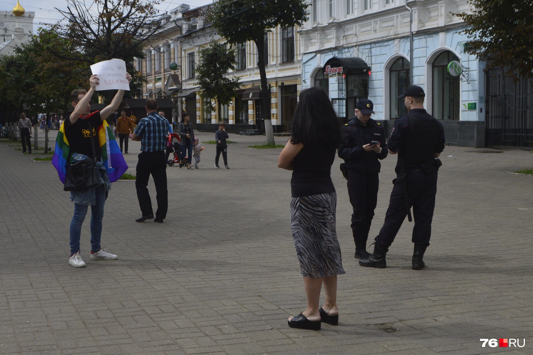 Пикет ЛГБТ-активиста охраняли сотрудники МВД