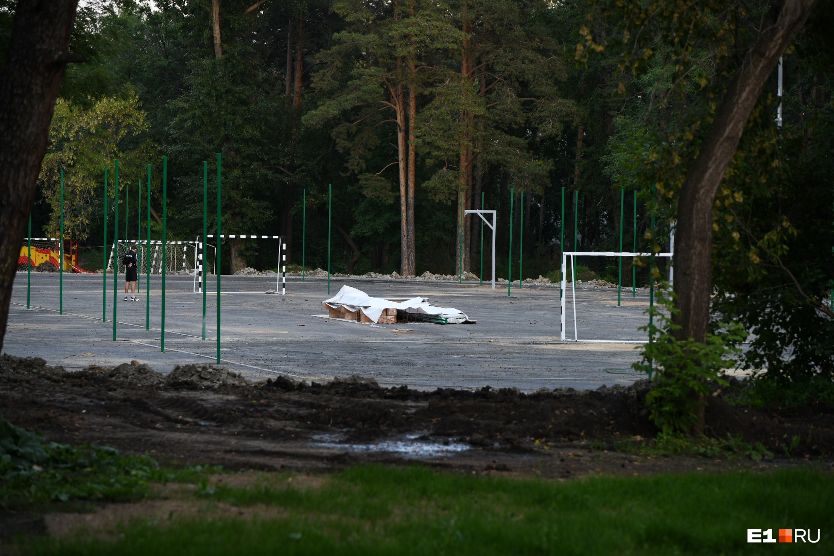 Для взрослых в Зеленой Роще строят спортивную площадку