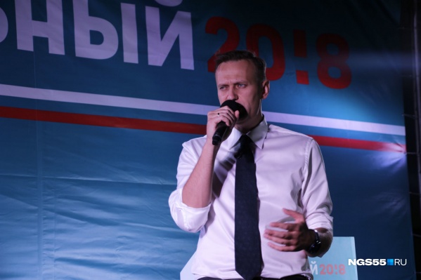 Алексей Навальный уже сутки находится в омской больнице Алексей Навальный уже сутки находится в омской больнице