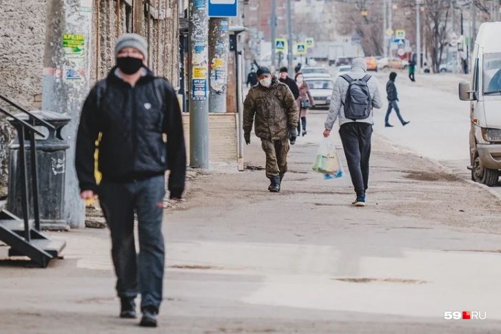 В Прикамье всё больше людей ходят в масках, но это только одно из решений проблемы