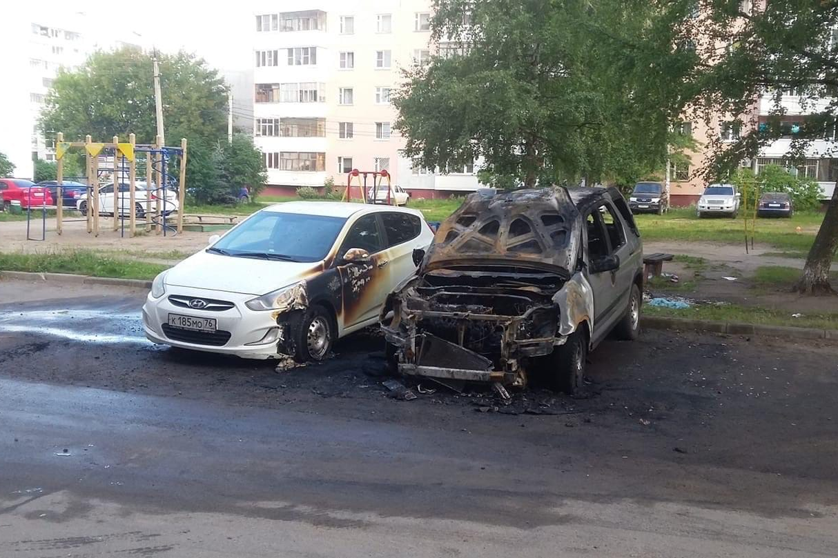 Во время пожара пламя перебросилось на еще одну машину — «Хёндай-Солярис»