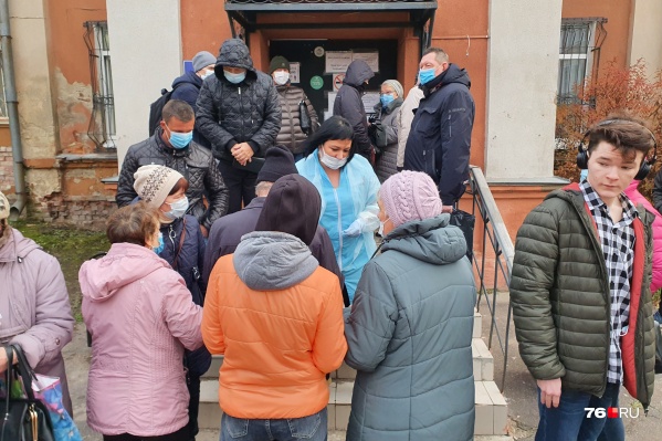 Сначала в очереди были свои самодельные номерки, а потом номерки, которые вынесли специалисты лаборатории Сначала в очереди были свои самодельные номерки, а потом номерки, которые вынесли специалисты лаборатории