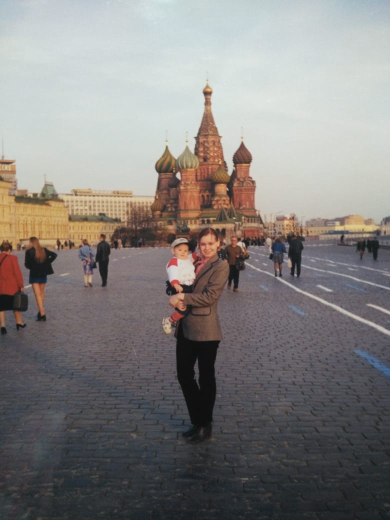 Журналистка НГС Алина Каур почти сразу после рождения побывала в Москве. Пиджаки, похожие на тот, что носила мама Алины, часто можно увидеть в фильмах и сериалах про 90-е Журналистка НГС Алина Каур почти сразу после рождения побывала в Москве. Пиджаки, похожие на тот, что носила мама Алины, часто можно увидеть в фильмах и сериалах про 90-е