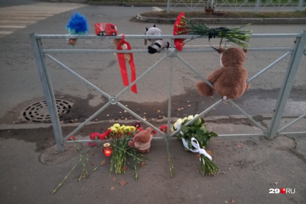 К месту трагедии архангелогородцы <a href="https://29.ru/text/incidents/69504635/" target="_blank" class="_">принесли детские игрушки и цветы</a> К месту трагедии архангелогородцы <a href="https://29.ru/text/incidents/69504635/" target="_blank" class="_">принесли детские игрушки и цветы</a>