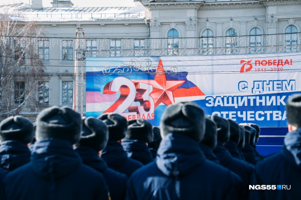 Сотни военных, чеканя шаг, прошли по Соборной площади Сотни военных, чеканя шаг, прошли по Соборной площади