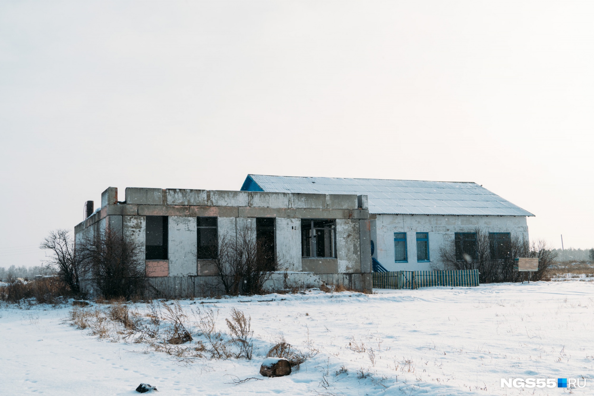 Единственная школа. Омск деревня Аксенова. Школа 2 в Омске в деревне аканешнекова. Поселок куда-нибудь. Деревни где нет школ.