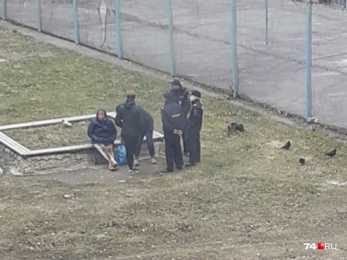 Компанию, сидевшую на детской площадке на Северо-Западе, доставили в полицию Компанию, сидевшую на детской площадке на Северо-Западе, доставили в полицию 
