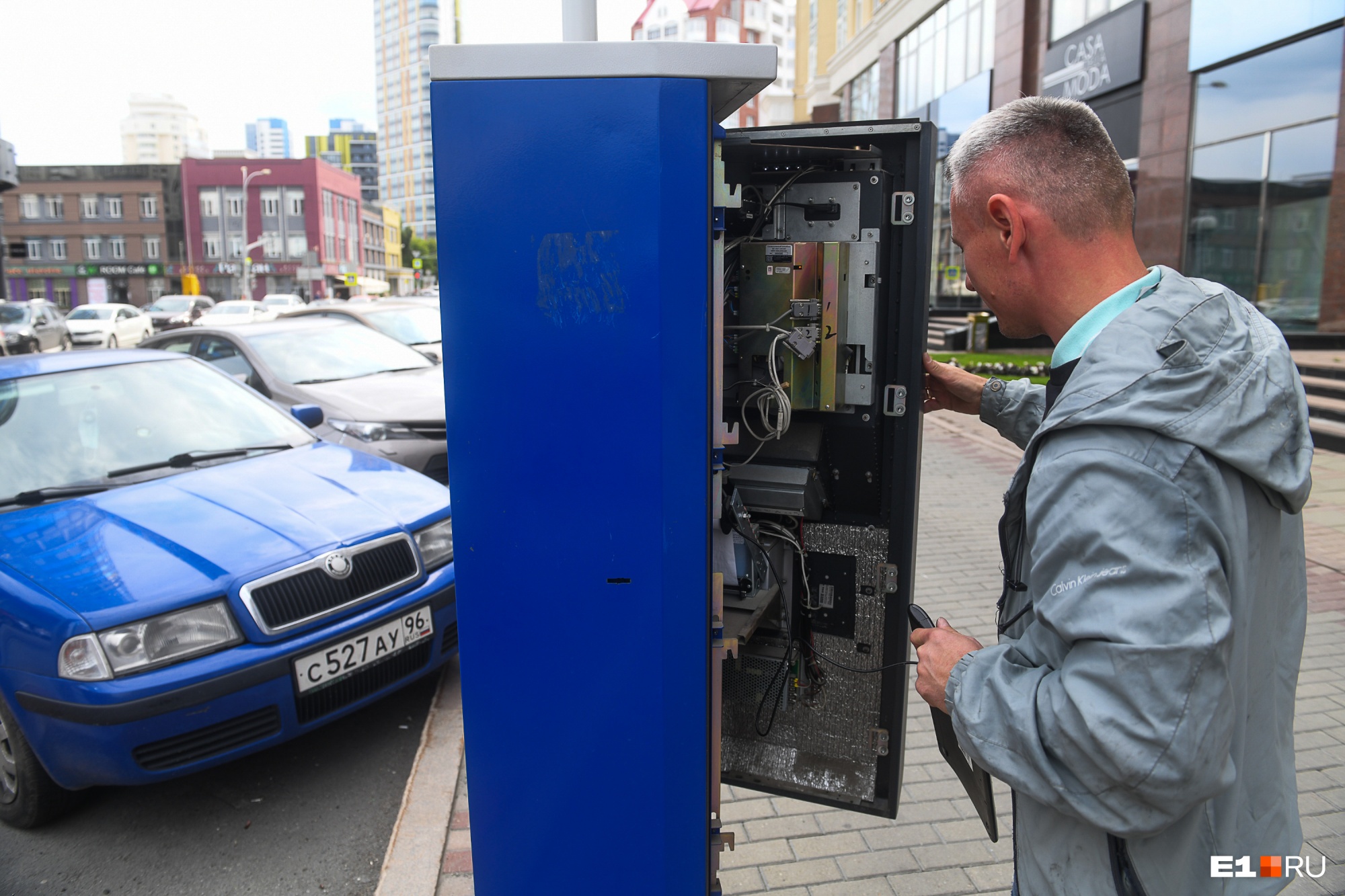 В Екатеринбурге начали ремонтировать паркоматы, которыми мало кто пользуется