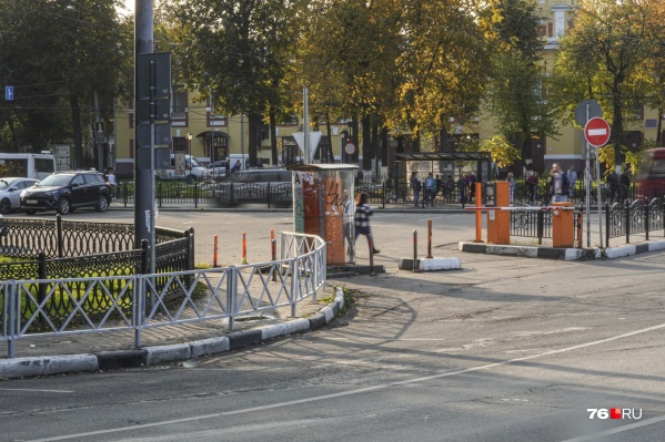 Оцинкованные заборы в Ярославле натыкали не только в спальных районах, но и в историческом центре, охраняемом ЮНЕСКО Оцинкованные заборы в Ярославле натыкали не только в спальных районах, но и в историческом центре, охраняемом ЮНЕСКО
