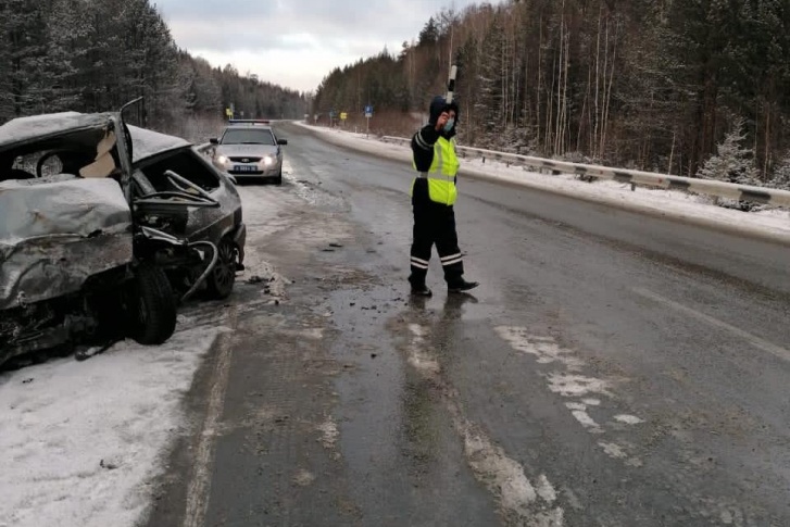 «Ладу» занесло на мокрой заснеженной дороге «Ладу» занесло на мокрой заснеженной дороге
