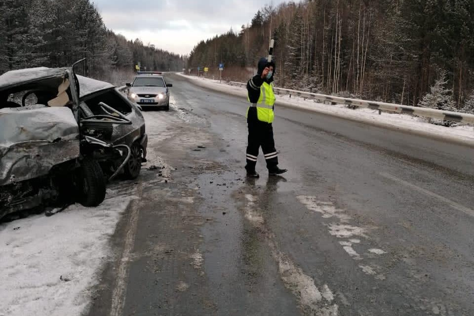 На Серовском тракте погиб водитель «Лады», врезавшийся во встречный Chevrolet
