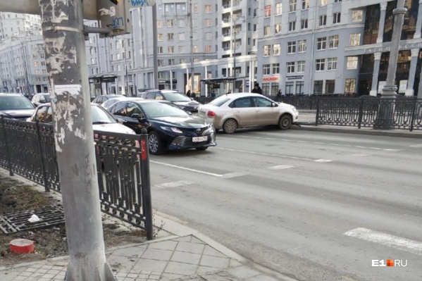 Иномарка, двигавшаяся на небольшой скорости, разрушила ограждение Иномарка, двигавшаяся на небольшой скорости, разрушила ограждение