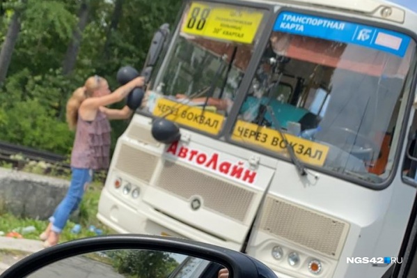 В салонах всех маршруток висит обращение к пассажирам В салонах всех маршруток висит обращение к пассажирам