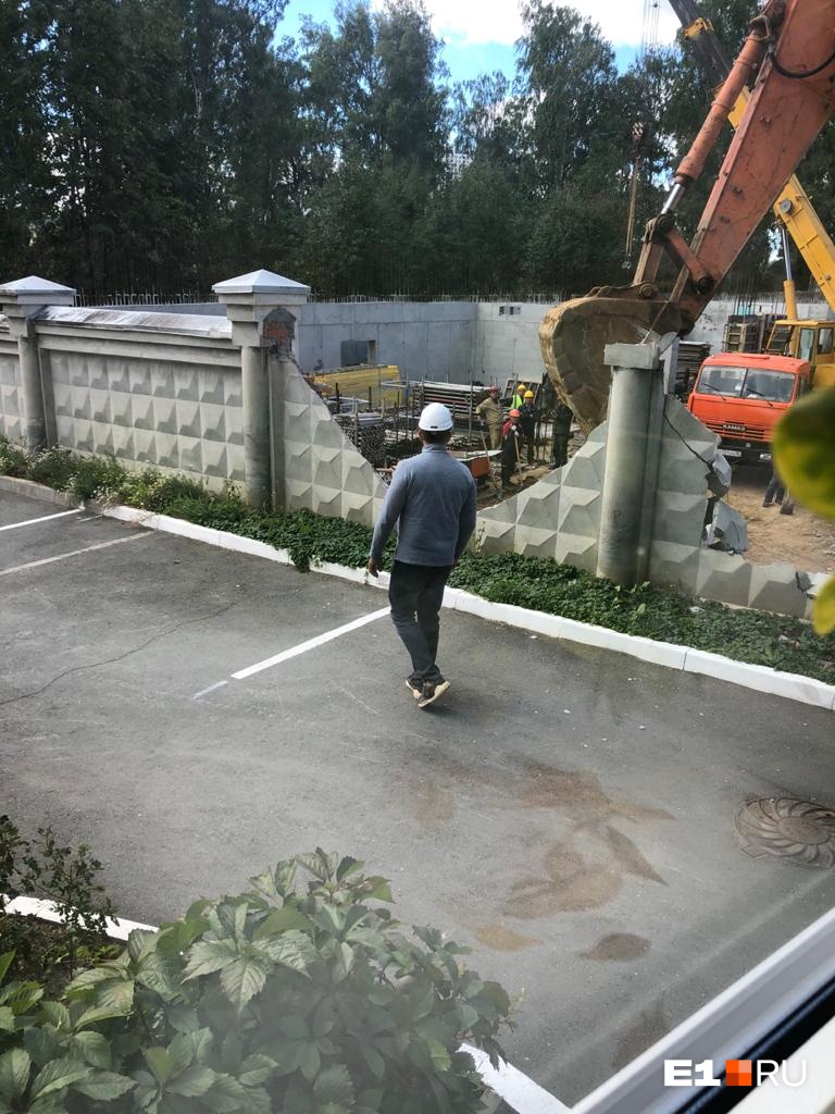 По словам жильцов, забор сносили с нарушениями и не предупредив По словам жильцов, забор сносили с нарушениями и не предупредив