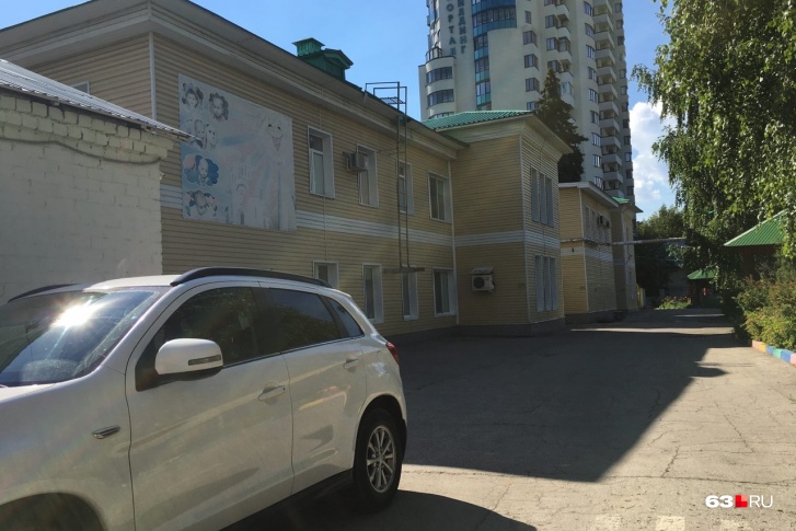 Детдом 2 месяца закрыт на карантин, и посторонних не пускают внутрь Детдом 2 месяца закрыт на карантин, и посторонних не пускают внутрь