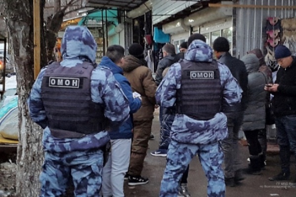 Пока коллеги ловили нелегалов по рынкам и полям, Роман Абдулин выдавал разрешения на пребывание в России другим Пока коллеги ловили нелегалов по рынкам и полям, Роман Абдулин выдавал разрешения на пребывание в России другим
