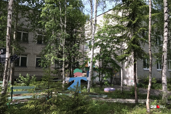 Сейчас в отделении лечатся больные с COVID-19 легкой и средней степени тяжести Сейчас в отделении лечатся больные с COVID-19 легкой и средней степени тяжести