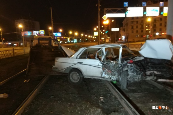 Передняя часть автомобиля превратилась в груду металла Передняя часть автомобиля превратилась в груду металла