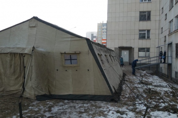 Компьютерный томограф для диагностики ковидных пневмоний в городской больнице № 2 <a href="https://74.ru/text/health/69509409/" target="_blank" class="_">запустили месяц назад</a>. Ждать очереди можно теперь будет вот в такой палатке Компьютерный томограф для диагностики ковидных пневмоний в городской больнице № 2 <a href="https://74.ru/text/health/69509409/" target="_blank" class="_">запустили месяц назад</a>. Ждать очереди можно теперь будет вот в такой палатке