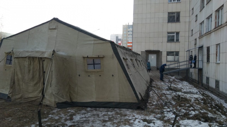 Возле ковидной больницы в Челябинской области развернули военную палатку