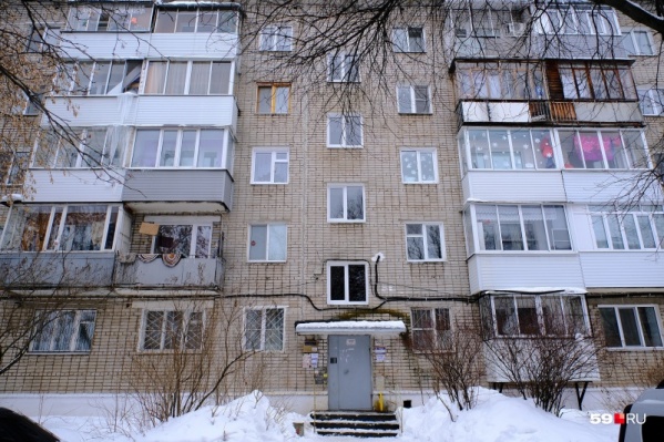 До переезда к разносчице пенсий бабушка жила в однокомнатной квартире в этом доме До переезда к разносчице пенсий бабушка жила в однокомнатной квартире в этом доме