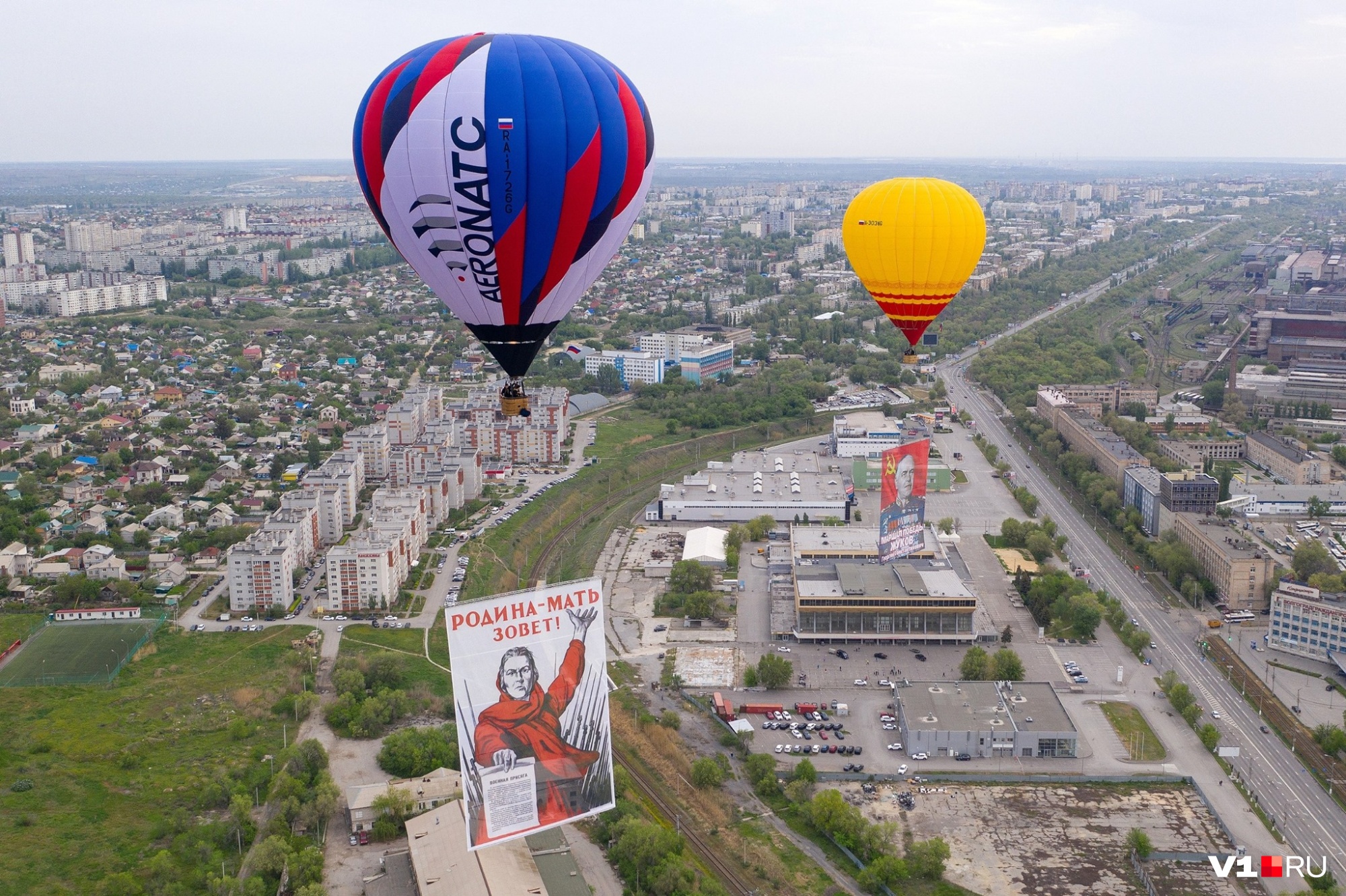 В городе-герое Волгограде в честь Дня Победы в небо взмыли воздушные шары с военными плакатами