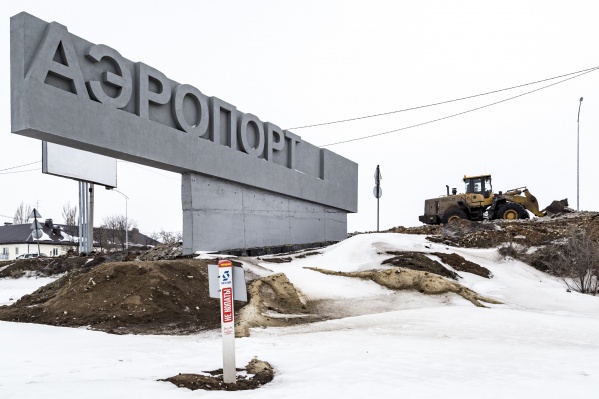 Выезжающие из аэропорта гости города могут сразу начать знакомство с его главными достопримечательностями Выезжающие из аэропорта гости города могут сразу начать знакомство с его главными достопримечательностями