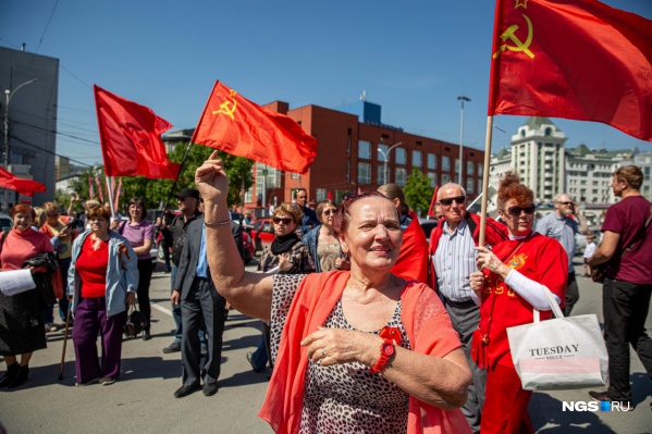 Около сотни новосибирцев пришли в этот день на площадь Ленина Около сотни новосибирцев пришли в этот день на площадь Ленина