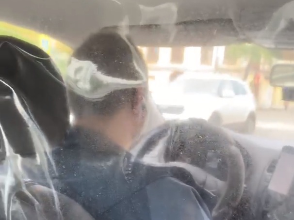 «Малоэффективно, но не запрещено»: в Ярославле водитель такси отгородился пленкой от пассажира