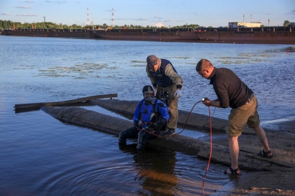 Тело мальчика подняли водолазы Тело мальчика подняли водолазы