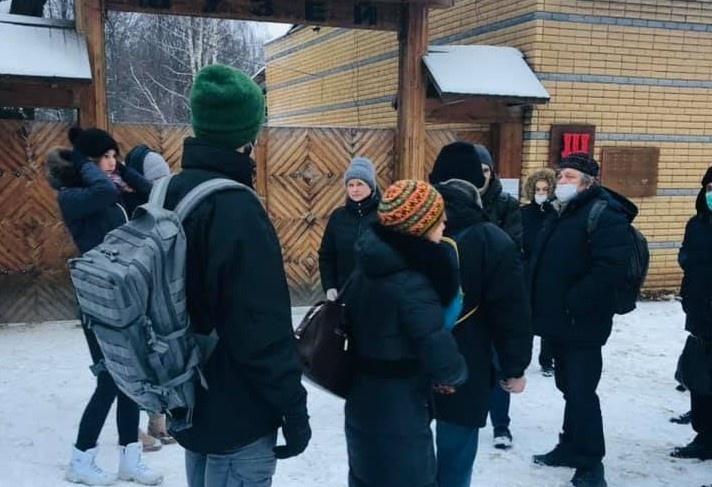 Градозащитники собрались у входа в музей-заповедник, чтобы не дать вывезти дом Павловой на склад Градозащитники собрались у входа в музей-заповедник, чтобы не дать вывезти дом Павловой на склад