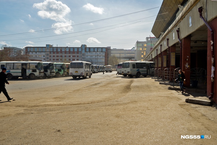 Выехать из Омска на этой неделе будет сложно даже людям с деревенской пропиской: многие автобусные рейсы отменены