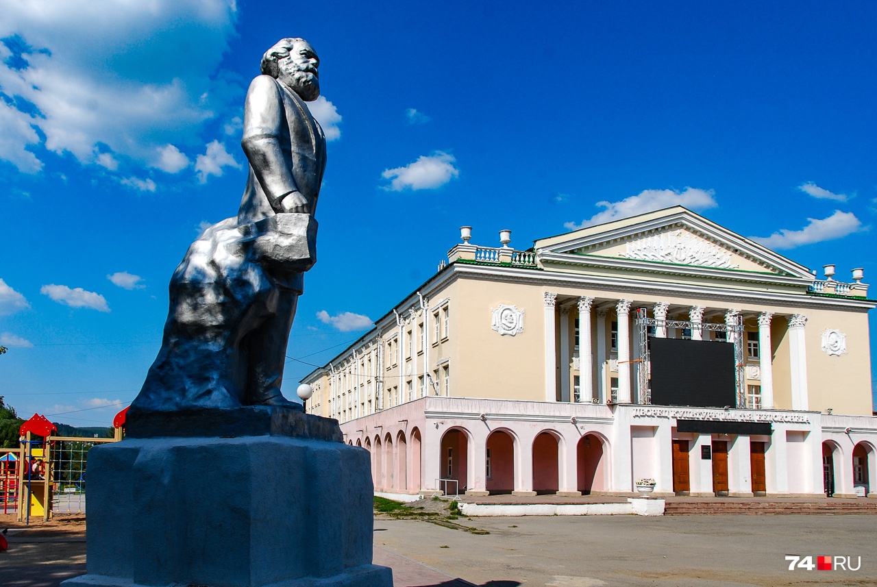 Дворец культуры Белоконева в центре Усть-Катава Дворец культуры Белоконева в центре Усть-Катава