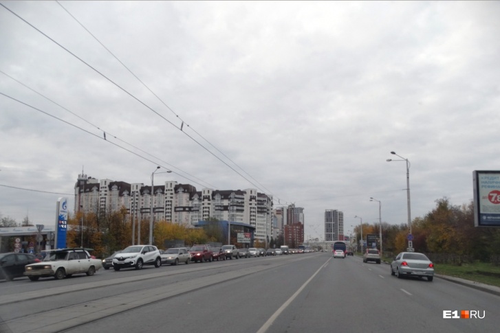 Огромная пробка к Макаровскому мосту растянулась от Московской Огромная пробка к Макаровскому мосту растянулась от Московской