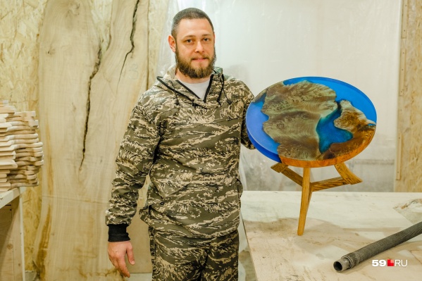 Здесь изготавливают столы самых разных размеров: в руках у Сергея — журнальный Здесь изготавливают столы самых разных размеров: в руках у Сергея — журнальный