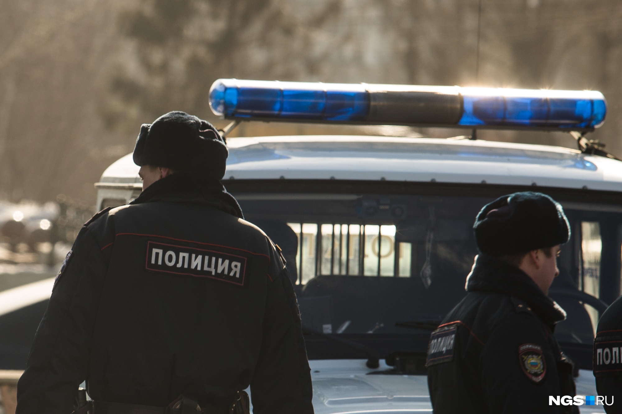 Под Новосибирском подросток перебегал дорогу и попал под машину — у него серьезные травмы